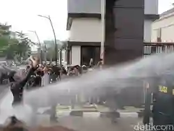 Demo Penolakan UU TNI di Bojonegoro Berujung Ricuh
